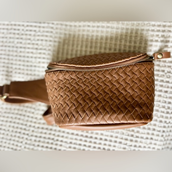 MANDRN the Remy woven crossbody fanny pack - Picture 2 of 8